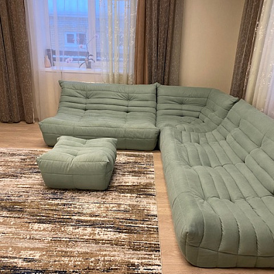 Фото бескаркасного дивана в современной гостиной. Отзыв покупателя с оценкой 5 из 5 звезд